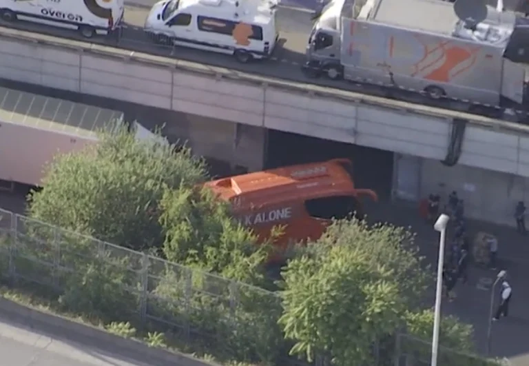 Liverpool Scandra arrive au stade Joueurs prêts à aller au champ de guérison
