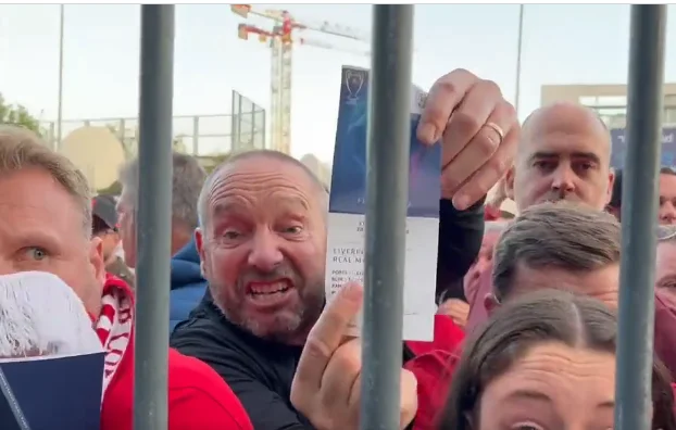 Vero caos. La polizia francese non risparmia nemmeno i fan dei biglietti.