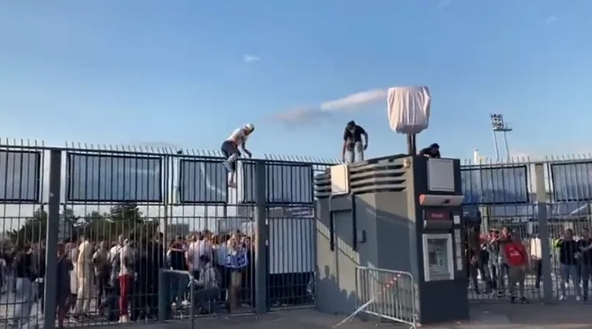 Les fans de Liverpool traversent les clôtures