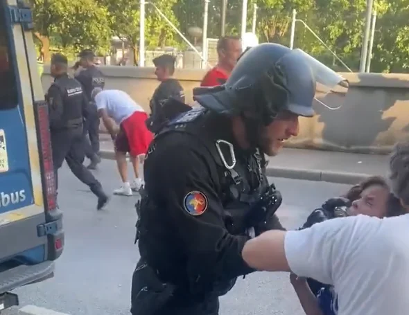 La situation s'échappe, la police française utilise des sprays sur les ventilateurs