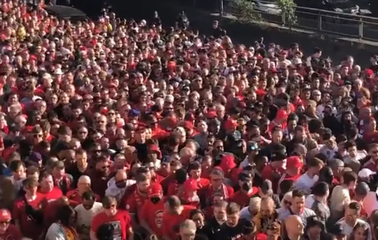 C'est fou. Trente mille fans de Liverpool sans billets, la police française en difficulté avec eux.