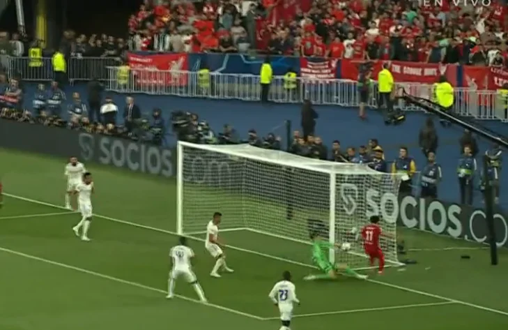 Ce gardien est Courtois. Regardez ce qu'il attendait pendant le match.