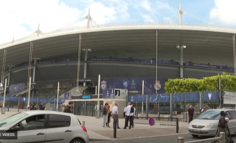Il grande numero di poliziotti stasera per la sicurezza delle finali a Parigi -- 40 mila tifosi di Liverpool sono senza biglietti.