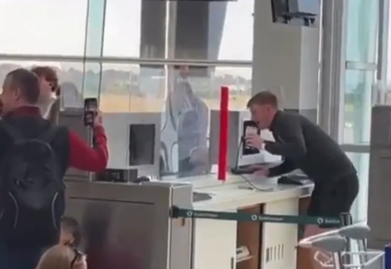 Les fans de Liverpool sont un autre niveau chantant dans le microphone de l'aéroport sur leur chemin vers Paris