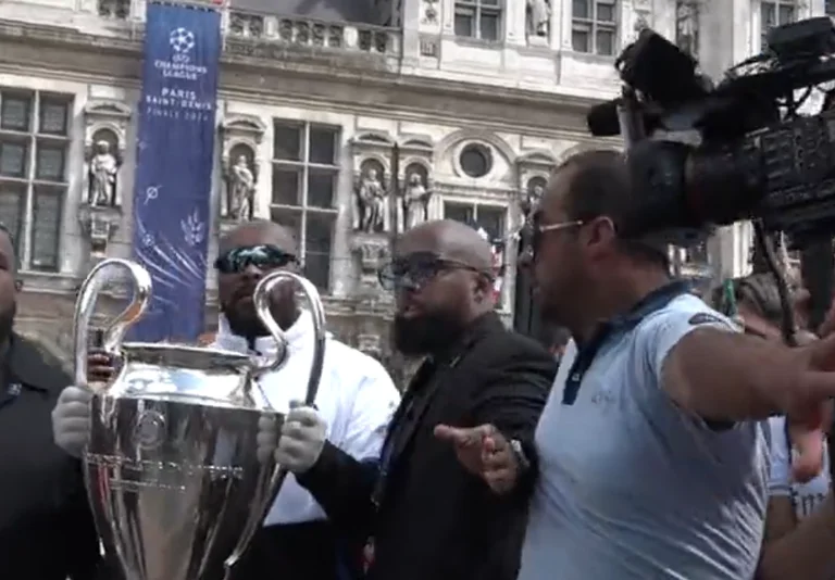 Le trophée Champions League est transporté parmi les fans au stade “Stade de France”