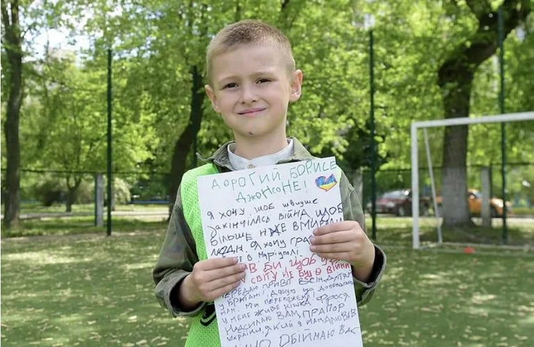 Après avoir perdu sa famille en Ukraine, Boris Johnson, six ans, écrit: Je veux...