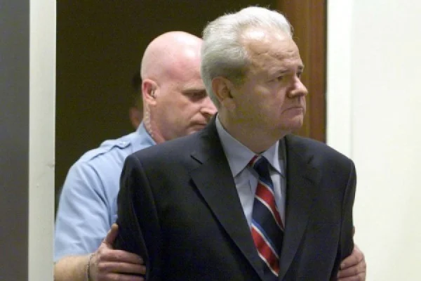 Le jour où le tribunal a confirmé l'acte d'accusation contre Slobodan Milosevic