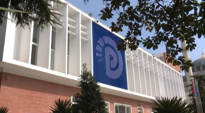 Alibeaj rassemble le groupe parlementaire pour le président : SP rompt l'accord