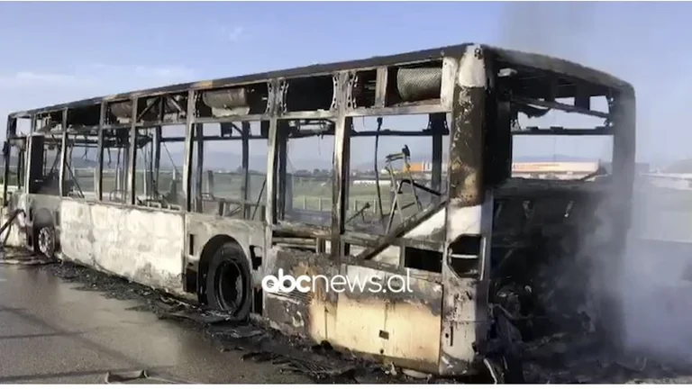 Vue de bus brûlée à Vlora, comment les travailleurs familiaux ont survécu