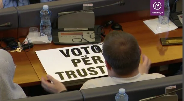 Vote for TRUST: Opposition calls with banners in Parliament