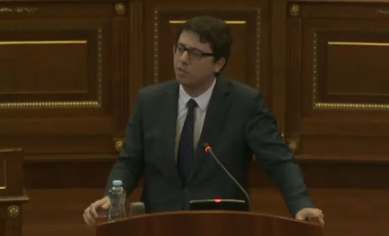Comment avez-vous un visage, vous êtes venu ici: ministre de la langue PDK Murati pour Minimal Page