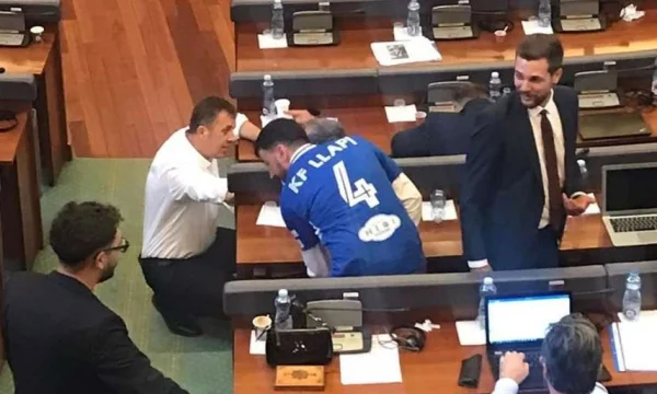 VV) MP fait l'arène de sport de la Coupe, se montre avec les fans de lap
