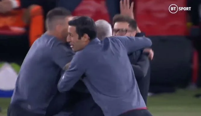 Il momento in cui Roma è proclamata campione U n EFA Conference Lague allo stadio Air Albania
