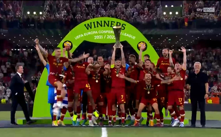 La Rome de Morinho accepte le trophée de la Ligue des congrès dans Air Albanie