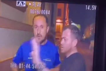 Die Niederlande schlugen die Albaner, er läuft gegen die Polizei, um zu retten (VIDEO)
