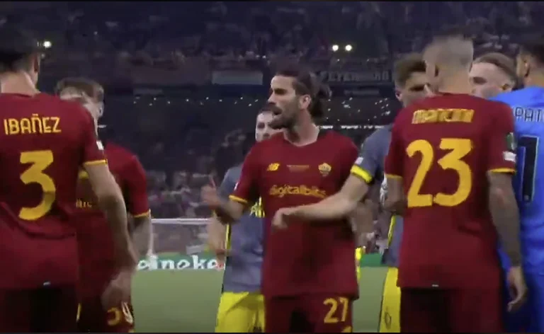 Même les tensions entre les joueurs -- Deserters et Smalling -- sont presque en cours.