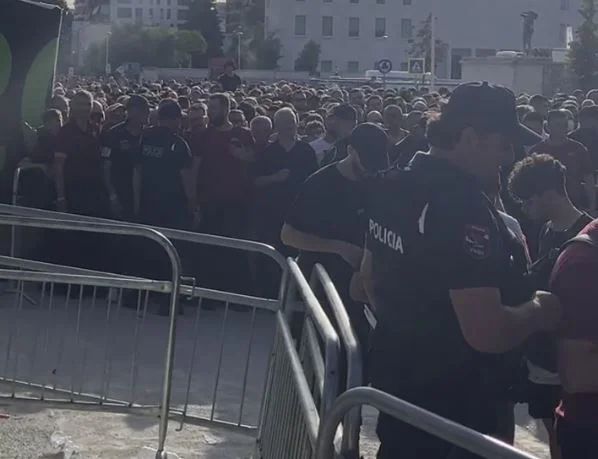 Des milliers de fans de Rome attendent à l'entrée du stade Tirana