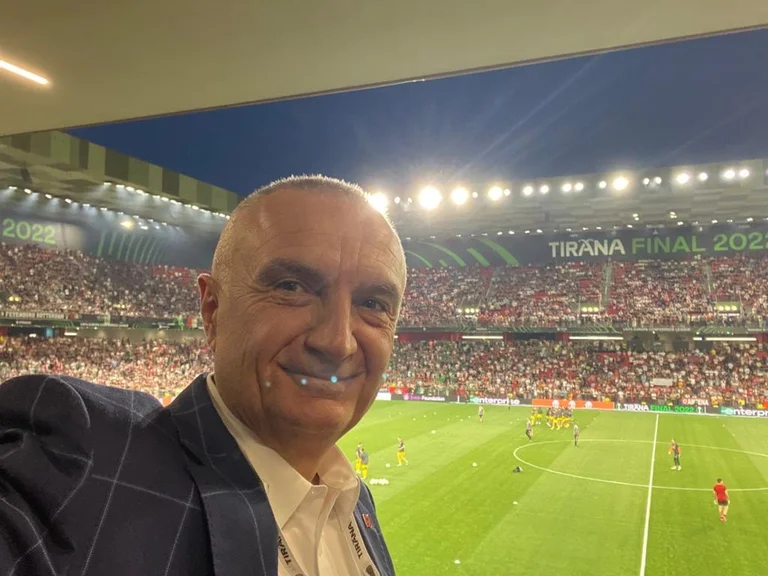 Ilir Meta souhaite des soirées inoubliables par Air Albanie