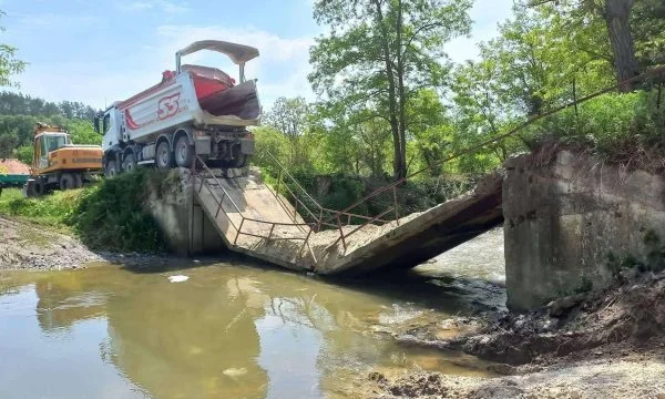 Les résidents d'un village de Podujevo en danger de pont sont son état