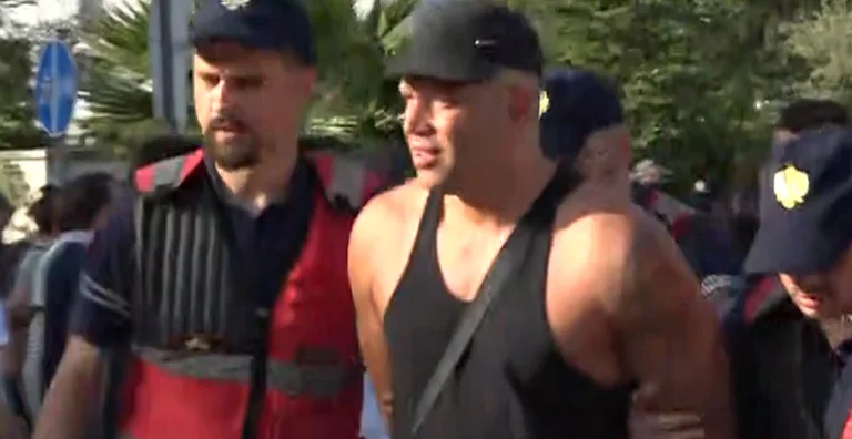 Arrêté par un fan Feenoord devant l'aéroport d'Albanie”, interdit de transporter des pièces en métal