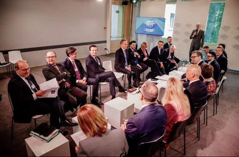 Kurti Vuciq fait face à Davos : De quoi tu parles ?