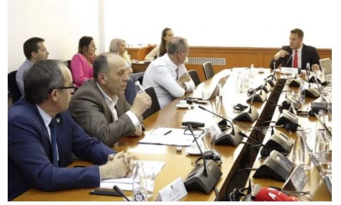 La confiance revient au Parlement sans l'approbation de la Commission