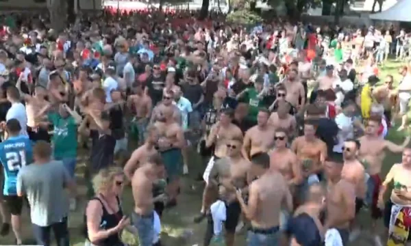 Stripped et boire, fans Feenoard débloquer les rues Tirana