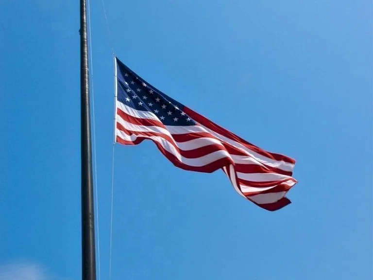 21 Todesfall in Texas, US-Flaggen und Botschaft in Pristina sitzen in Halbangriff