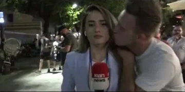 Happens wieder ein weiterer Fan küssen den Journalisten in Tirana