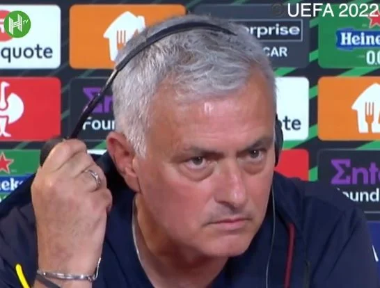 Il est impliqué dans la traduction de Mourinho. Je croyais que tu parlais albanais.