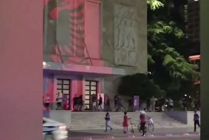 Les fans romains attaquent l'objet du Premier ministre en Albanie