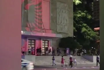 LAST LATHER: Römische Fans attackieren das Objekt des Premierministers in Albanien