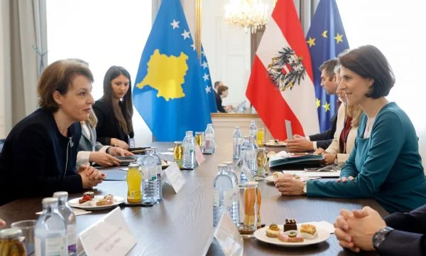 Ministro austriaco: è ora di liberare finalmente i visti del Kosovo