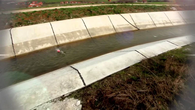 L'enfant se noie dans le canal, charge” Iber-Lepenci”