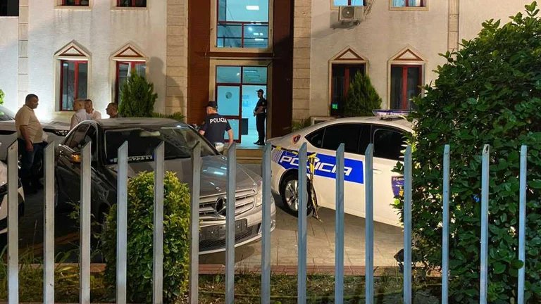 En Tirana, la policía mata a un colega dentro de la comisaría.