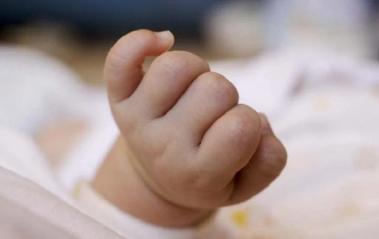 Die Frau in Pec verlässt das Baby allein auf dem Balkon und verlässt nach Hause, der Mann berichtet es an die Polizei