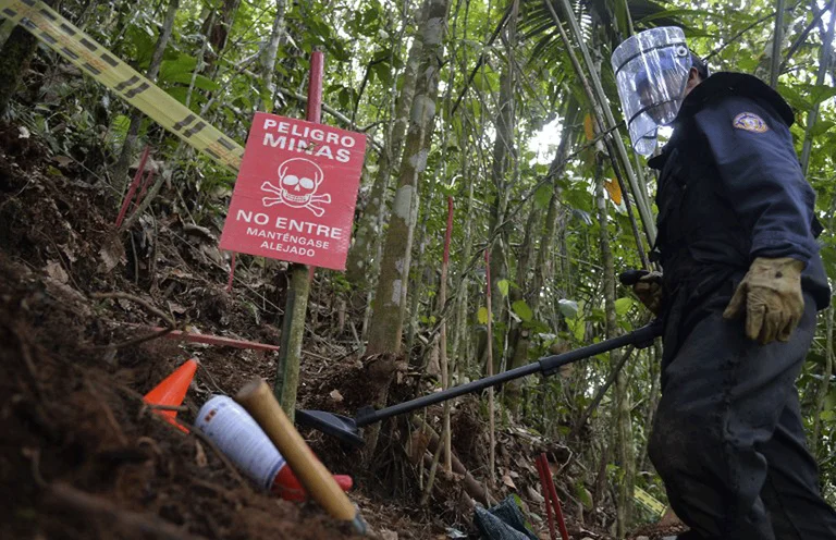Colombia launches 11 military engineers to Ukraine: They'll help with the damage.