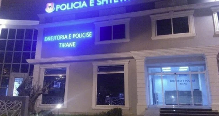 “Western” mes policëve në Tiranë, qëllojnë njëri-tjetrin në komisariat