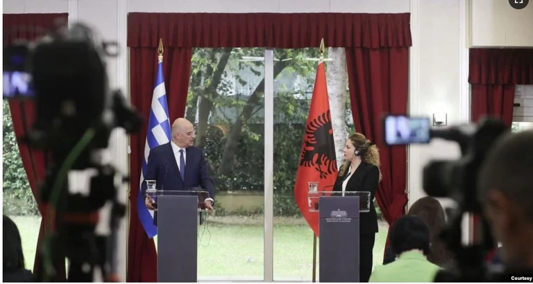 Il ministro degli esteri greco minaccia l'Albania se solleva questioni chiave