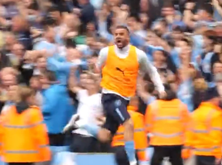Ce n'était pas diffusé sur la caméra. Regardez quel geste Walker a fait après que City ait été nommée championne de Premierliga.