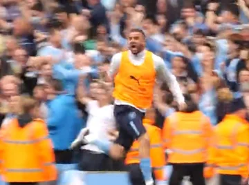 Dies wurde nicht auf der Kamera übertragen. Schau dir an, was die Geste Walker nach der Stadt wurde Premierliga Champion.