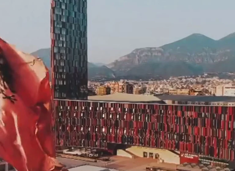 Conference League è dotato di un fantastico video della capitale albanese, Tirana