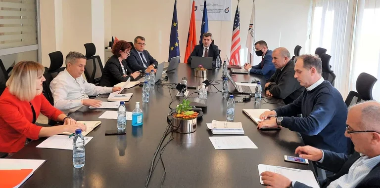 L'opposition demande le congédiement de ZRE Board, mais il ne s'agit pas de la même chose.