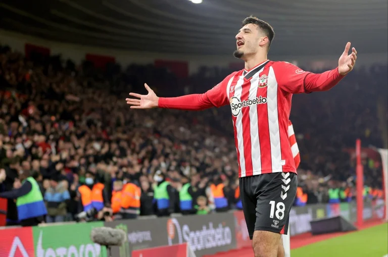 Officiel: Armando Broya quitte Southampton et commence à Chelsea.