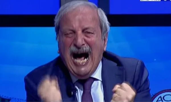 Le fan le plus féroce de Milan sort de son esprit, pleure comme un enfant dans un studio de télévision