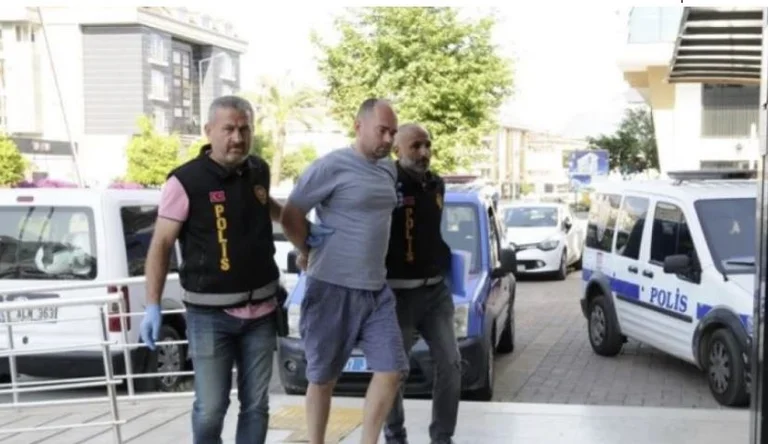 Terrore in Turchia: Padre uccide due figli e le sue mani