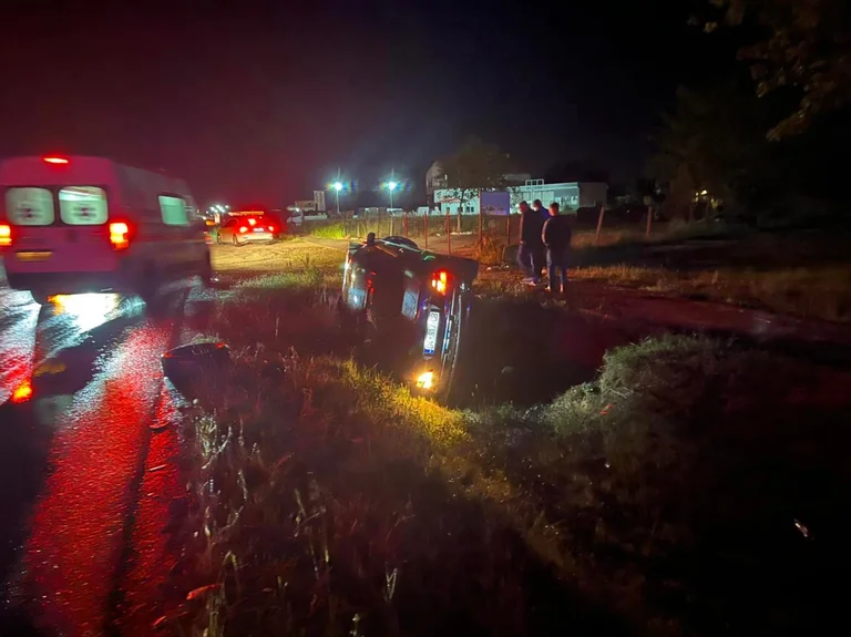 Accident de circulation à Suhareka, voiture se termine hors de la route