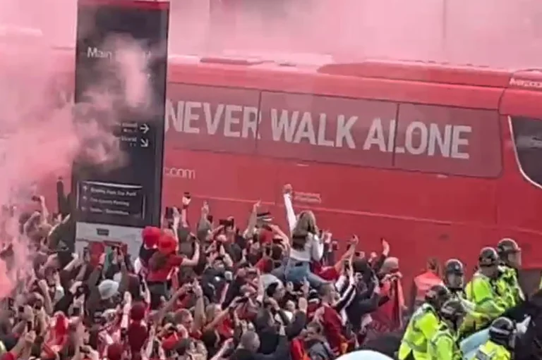 Los fans de Liverpool creen en un fantástico anuncio de campeonato fuera del estadio Anfield.