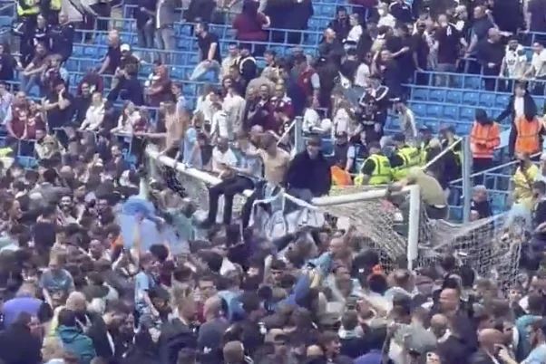 Les fans de Man City ne savent pas quand il suffit de déterrer leur stade.
