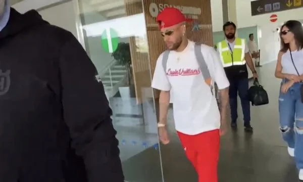 “Le jeu” brûle Neymar le voit à l'aéroport de Barcelone